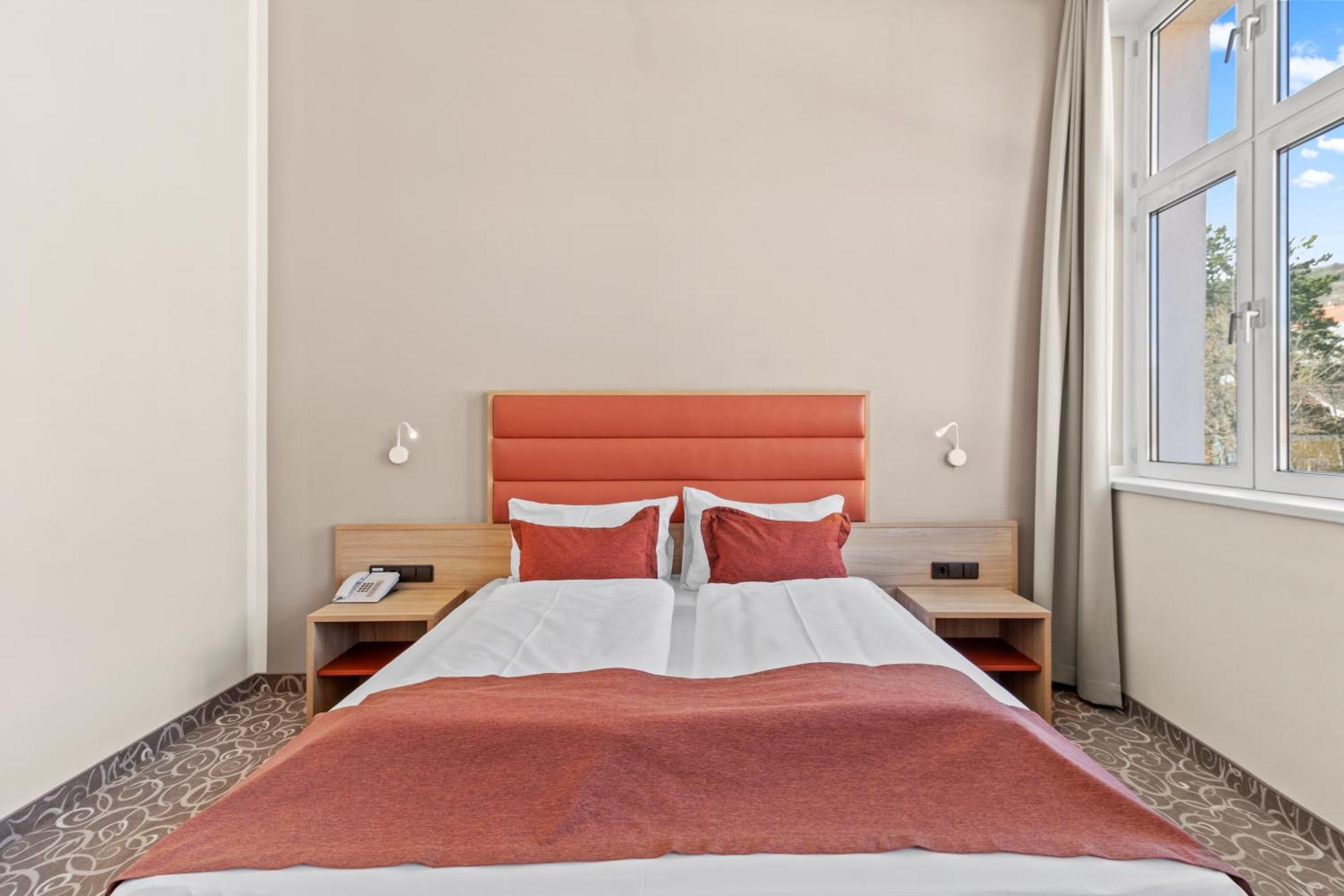 Schild 4* Viena