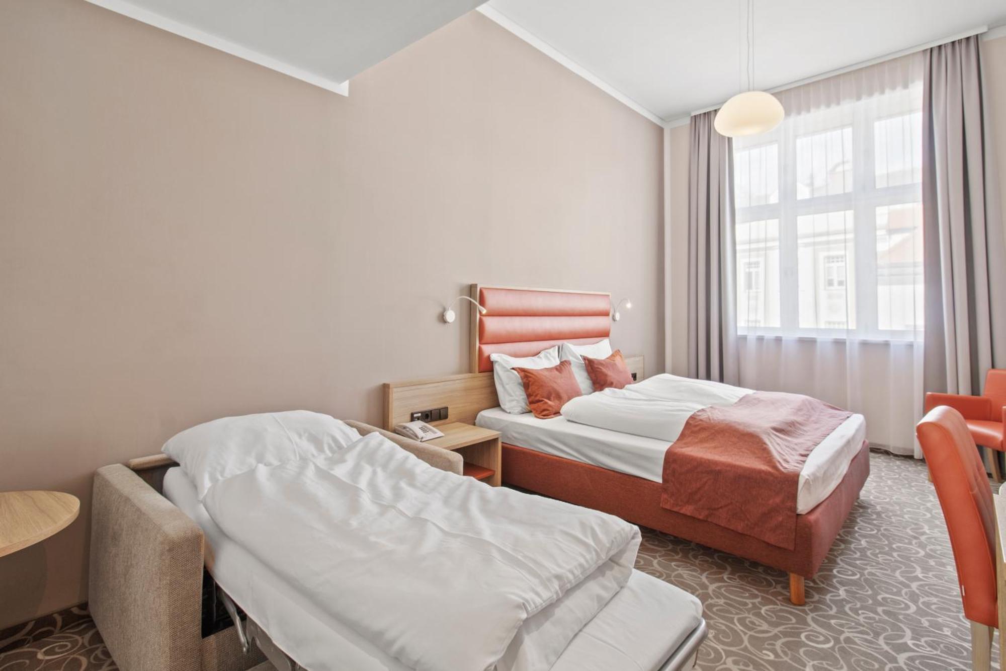 Schild 4* Viena